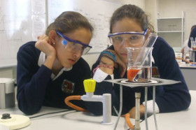 На занятиях в Caxton College