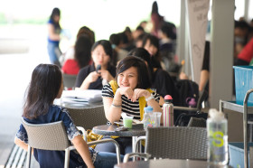 Студенты в кафе