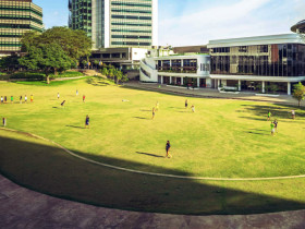 Студенты National University of Singapore играют в футбол