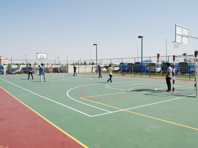 Студенты Herriot-Watt Dubai Campus играют в футбол