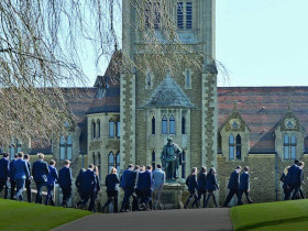 Учащиеся Charterhouse идут на занятия