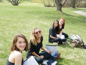 На территории Walnut  Hill School