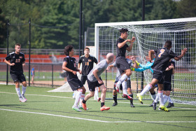 Ученики Suffield Academy играют в футбол