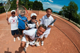 Студенты Le Rosey School играют в теннис