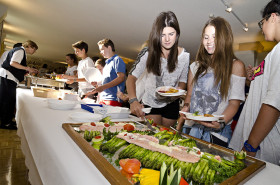 Учащиеся Le Rosey School на обеде