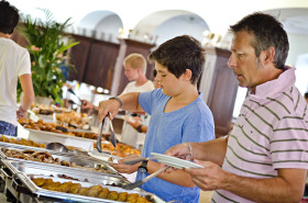 Обед в летнем лагере Le Rosey School