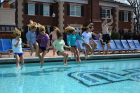 Учащиеся OHLA в бассейне