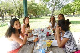 Учащиеся OHLA на пикнике