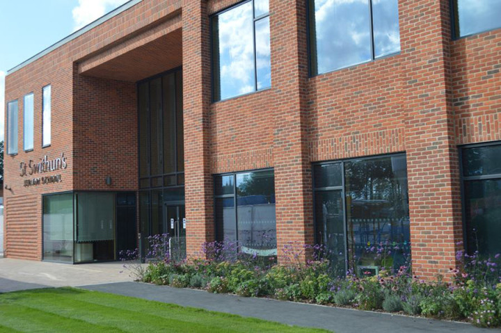 Здание St Swithun’s School