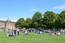 На территории St Swithun’s School