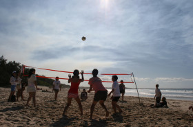 Ученики Lexis English Noosa играют в пляжный волейбол