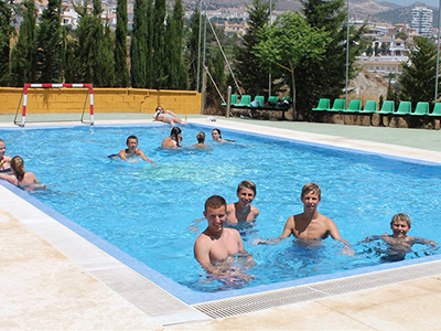 бассейн в детском лагере в Испании