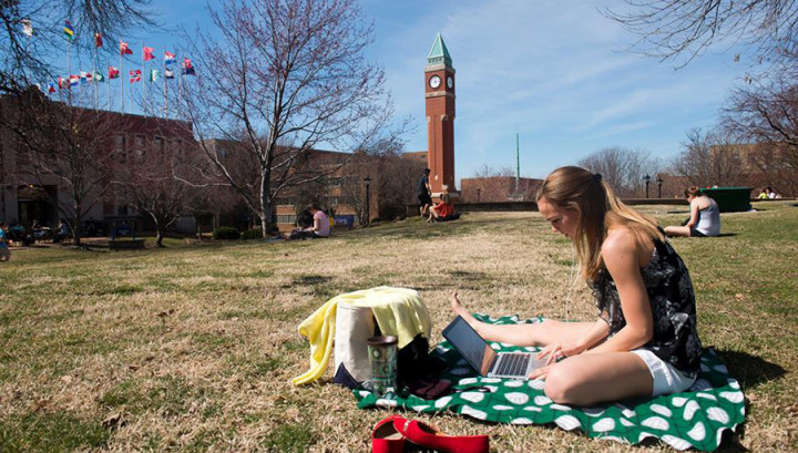 На территории Saint Louis University
