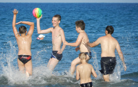 Учащиеся English Quest Camp  на море