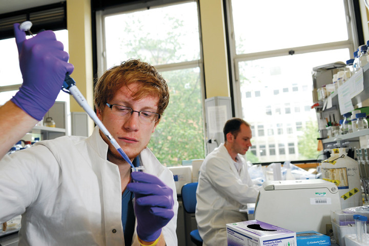 Студенты в лаборатории Oxford Brookes University