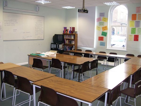 Класс в лагере Churchill House Aldenham School