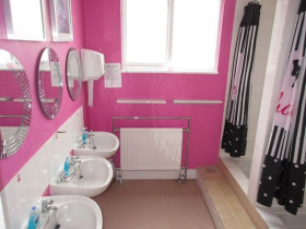 Ванная комната в Churchill House Aldenham School