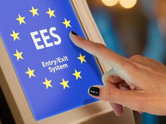 Мир путешествий стремительно меняется и Европа уверенно задает тон этим переменам. Уже с 2026 года въезд и выезд из стран Шенгенской зоны будет происходить по новым правилам. Европейские власти вводят целый комплекс обновлений, направленных на повышение безопасности, упрощение контроля на границах и оптимизацию визовых процедур.